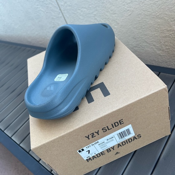 Yeezy Slide - Picture 2 of 4